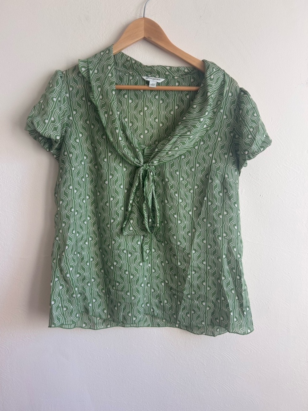 Banana Republic Geometric Tie Neck Blouse Green Mod Art Deco Print Top L